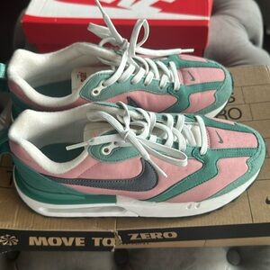Air Max Dawn Size 6